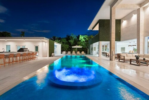 New Luxury estate, Pool / Jacuzzi / GYM, Sleeps 16