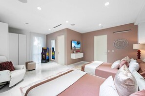 6 Schlafzimmer, Schreibtisch, Bügeleisen/Bügelbrett, Reisekinderbett