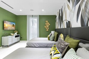 6 habitaciones, escritorio y tabla de planchar con plancha