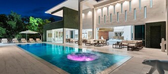 New Luxury estate, Pool / Jacuzzi / GYM, Sleeps 16