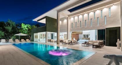 New Luxury estate, Pool / Jacuzzi / GYM, Sleeps 16