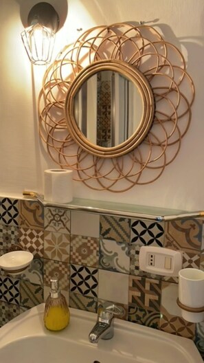 Douche, sèche-cheveux, serviettes fournies, savon