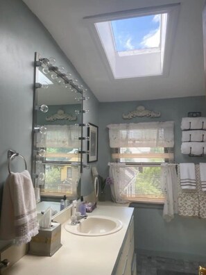 Towels, toilet paper - Charming Apartment In Berkshire Victorian Home (Pittsfield)