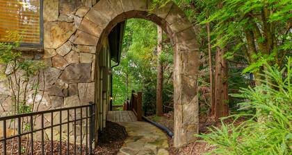 Hideaway Manor - Luxury Home w/Hot Tub just Minutes Away from Downtown Helen