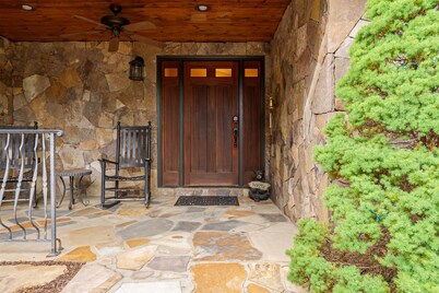 Hideaway Manor - Luxury Home w/Hot Tub just Minutes Away from Downtown Helen