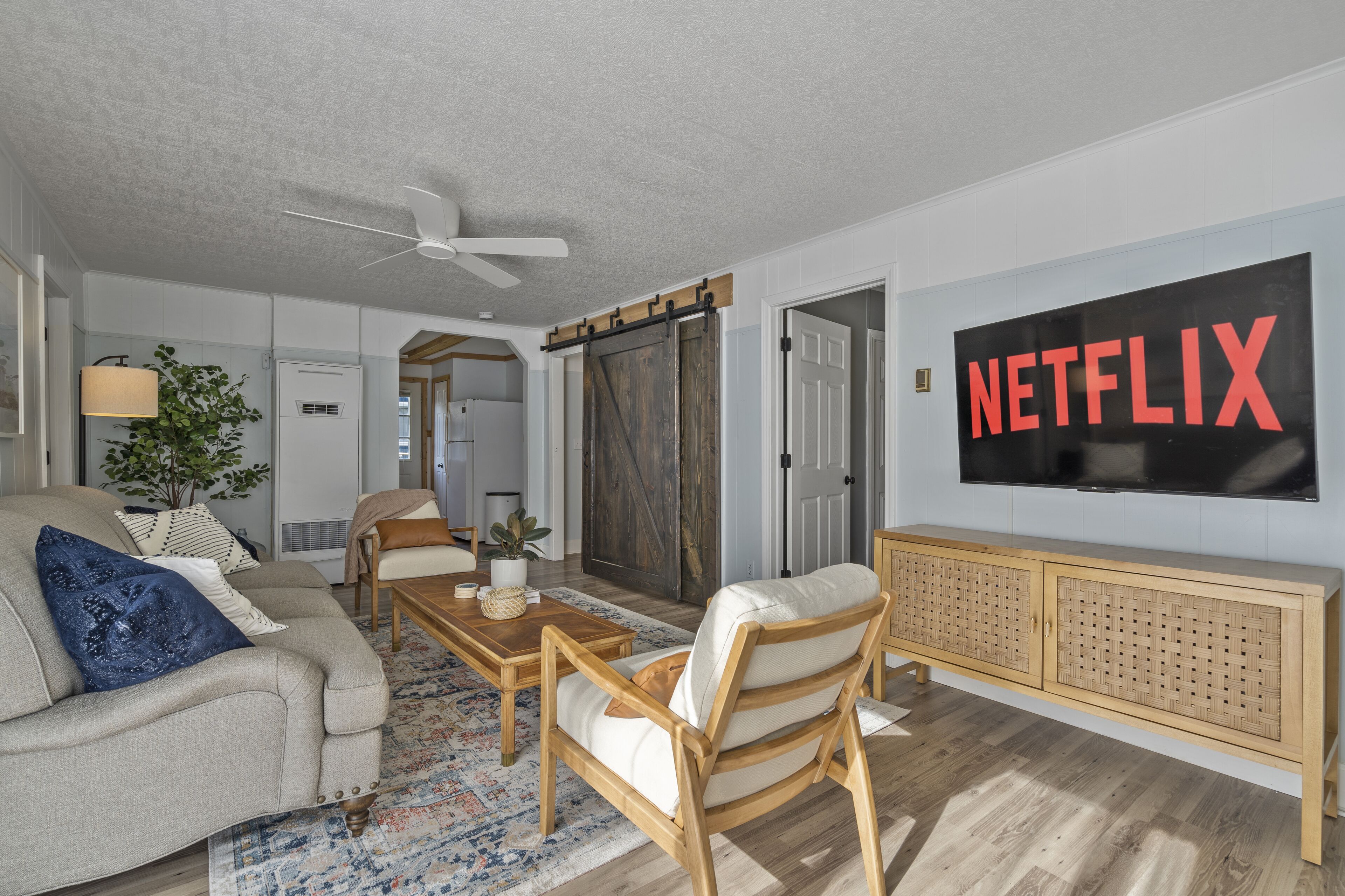 Cozy Grey Cottage 500 ft to beach