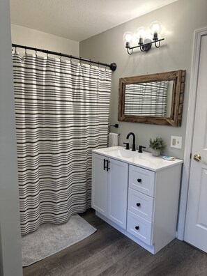Combined shower/bathtub, hair dryer, towels, soap
