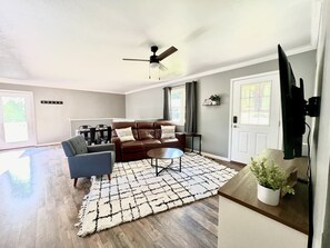 Smart TV, fireplace, video games, table football - Northern Michigan Vacation Getaway (Alanson)