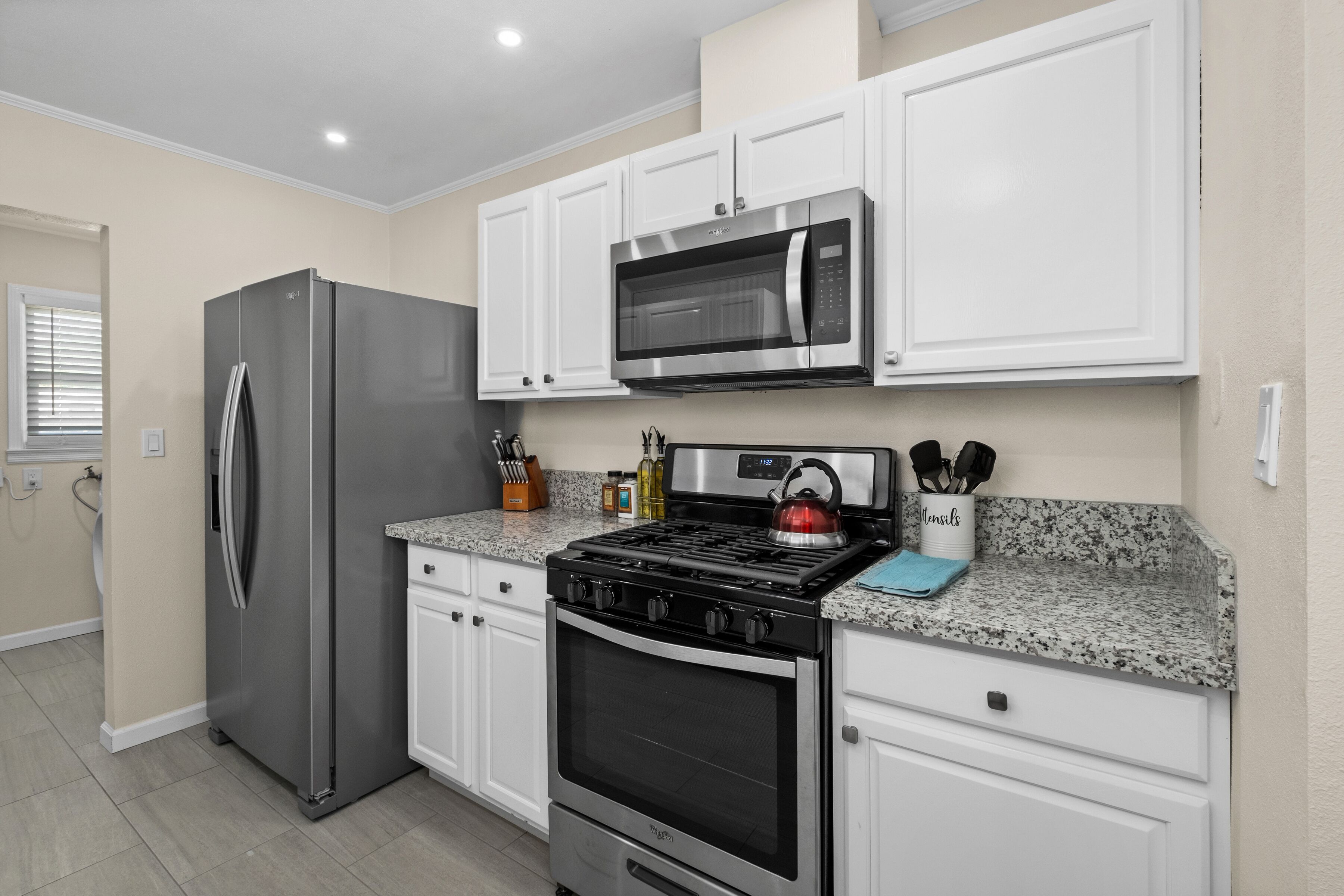 冰箱、微波炉、烤箱、炉灶