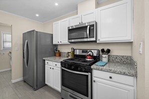 ثلاجة، ميكروويف، فرن، موقد طهي مسطح