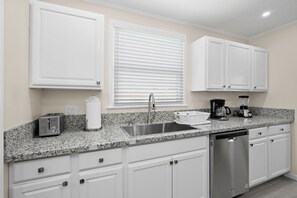 Fridge, microwave, oven, stovetop - Clean 3B/1Bth EasyA to US99 + CA41 & to Nat'l Parks (Fresno)