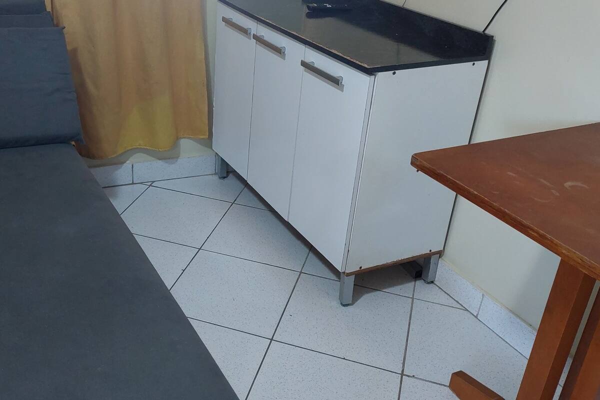 Ein kleiner, gemütlicher Raum mit einem Bett, einem Schreibtisch und einem Schrank.