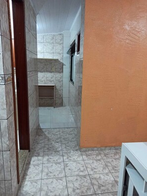Apartment | Private kitchen | Fridge, microwave, blender, cookware/dishes/utensils - Brisas do Farol - Aluguel Economico (Arraial do Cabo)