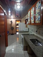 Apartamento básico | Cocina privada | Frigorífico, microondas, licuadora y utensilios de cocina