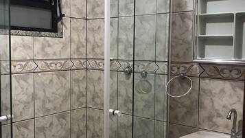 Apartamento | Banheiro | Chuveiro, chuveiro com efeito de chuva