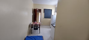 Basic Studio | Private kitchen | Fridge, microwave, blender, cookware/dishes/utensils - Brisas do Farol - Aluguel Economico (Arraial do Cabo)