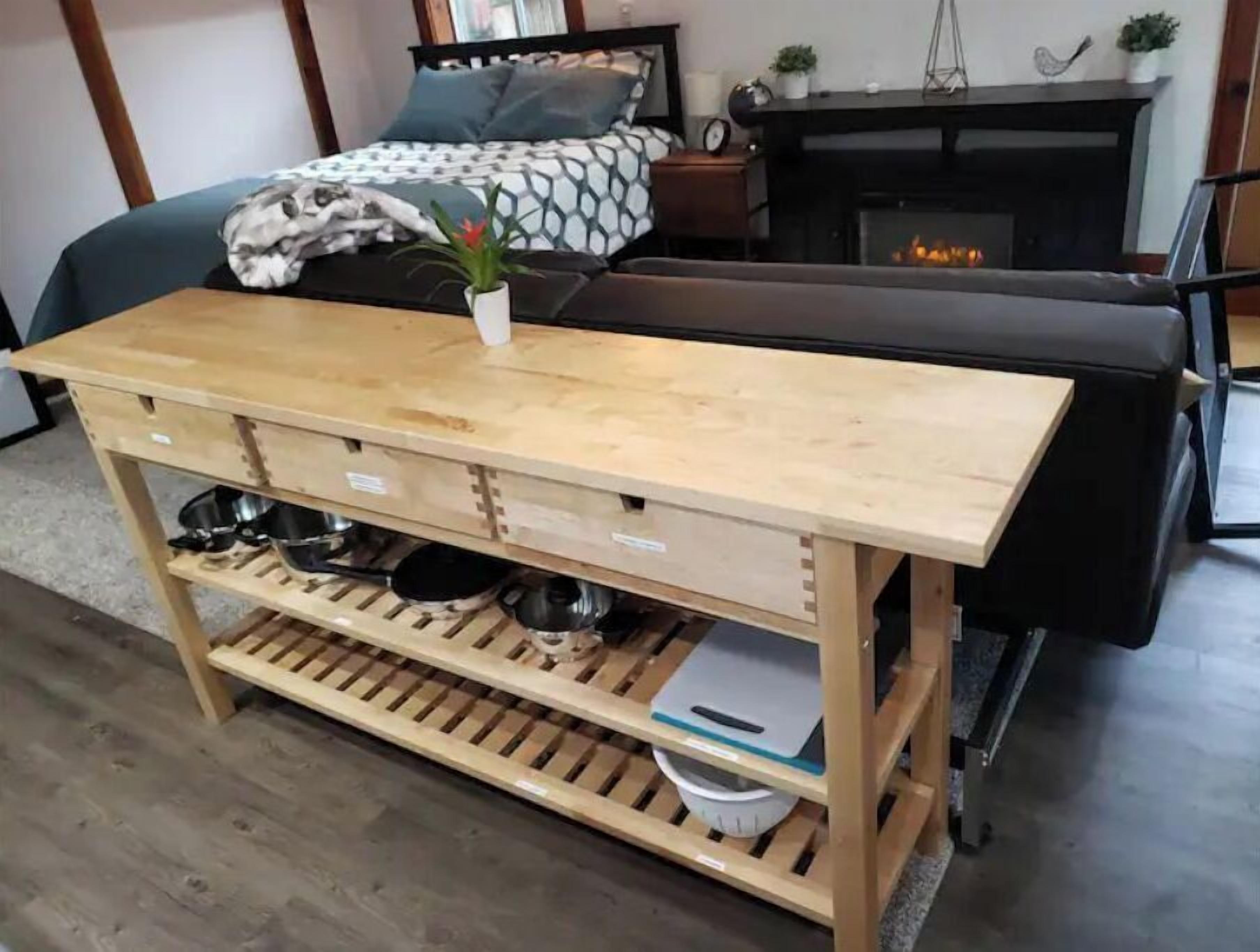 1 quarto, ferros/tábuas de passar roupa, berço de viagem