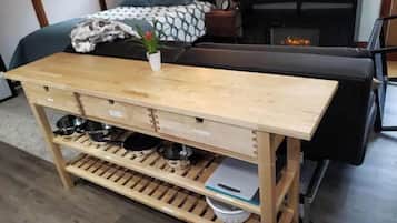 1 quarto, ferros/tábuas de passar roupa, berço de viagem