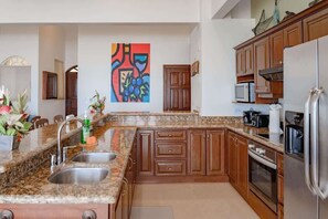 ثلاجة، ميكروويف، فرن، موقد طهي مسطح