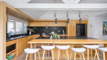 Een koelkast, een microgolfoven, een oven, een kookplaat