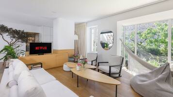 Smart-tv, een open haard, boeken en een stereo