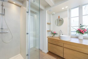 Badewanne, Haartrockner, Handtücher, Toilettenpapier