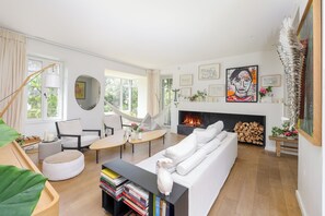 Smart-TV, Kamin, Bücher, Stereoanlage