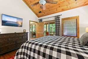 4 bedrooms, desk, iron/ironing board, travel crib - Welcome to Padre`s Mountain Paradise! (Blowing Rock)