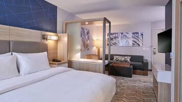 Suite, 1 King Bed | Desk, blackout drapes, soundproofing, iron/ironing board