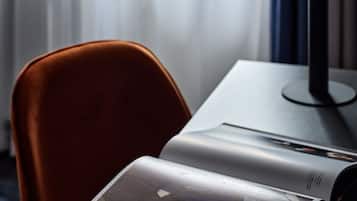 Une pièce comprenant un bureau, une chaise, une lampe et un magazine.