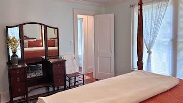 5 bedrooms, iron/ironing board, WiFi, bed sheets