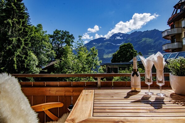 Outdoor dining - Le Manoir 5 - in "car-free" Wengen (Wengen)
