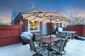 Outdoor dining - Beautiful Tudor on Yalecrest, Hot Tub, University (Salt Lake City)