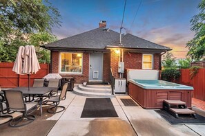 Outdoor dining - Beautiful Tudor on Yalecrest, Hot Tub, University (Salt Lake City)
