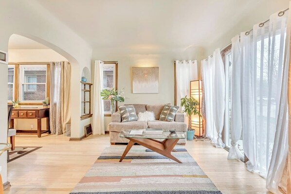 TV - Beautiful Tudor on Yalecrest, Hot Tub, University (Salt Lake City)