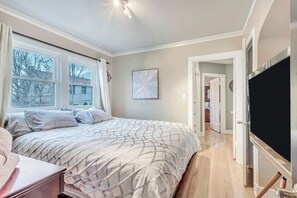 5 bedrooms, desk, iron/ironing board, travel crib - Beautiful Tudor on Yalecrest, Hot Tub, University (Salt Lake City)
