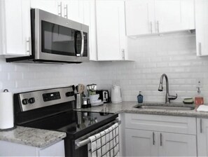 Fridge, microwave, oven, stovetop - MadieraC2 Waterfront & 2-3 minutes' Walk to the Beach (Madeira Beach)