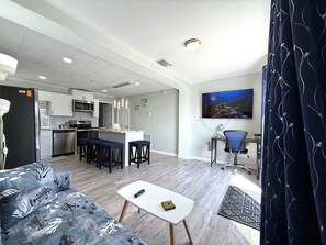 Smart TV - Madeira Beach1 Waterfront & 2-3 minutes' Walk to the Beach (Madeira Beach)