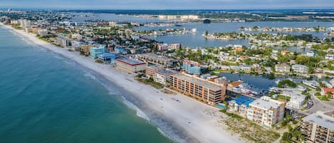 Perto da praia, espreguiçadeiras, toalhas de praia