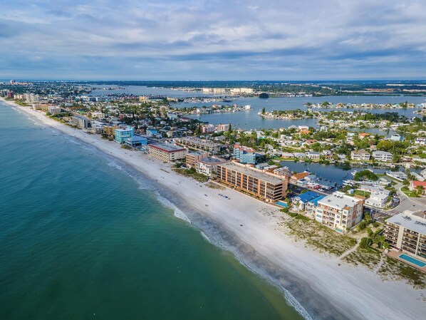 Beach nearby, sun loungers, beach towels - Madeira Beach1 Waterfront & 2-3 minutes' Walk to the Beach (Madeira Beach)