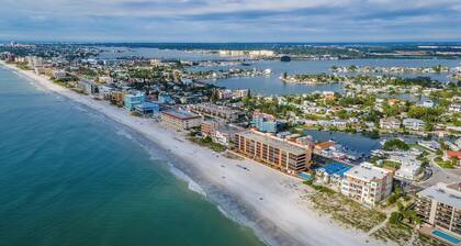 Madeira Beach1 Waterfront & 2-3 minutes' Walk to the Beach