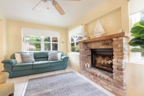 Smart TV, fireplace