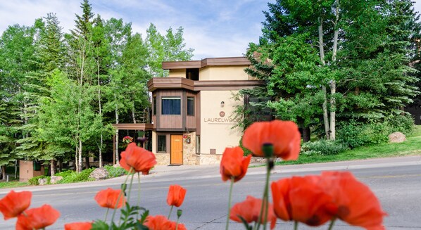 Un bâtiment à deux étages, avec une enseigne indiquant « LAURELWOOD » et une façade en pierre.