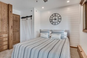 1 bedroom, desk, iron/ironing board, travel crib - 🏔️Ski Access~Hot Tub~Studio Premier 102🏔️ (Snowmass Village)