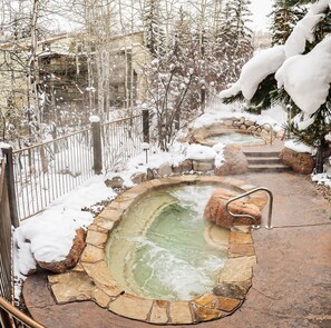 Outdoor spa tub - 🏔️Ski Access~Hot Tub~Studio Premier 102🏔️ (Snowmass Village)