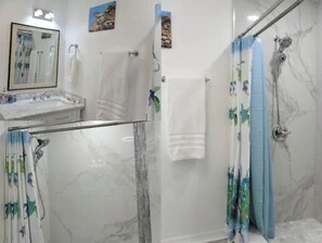 Een douche, een haardroger, handdoeken, zeep