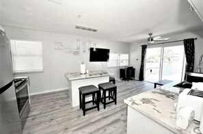 Fridge, microwave, oven, stovetop - Madeira3 Waterfront & 2-3 minutes' Walktothe Beach (Madeira Beach)