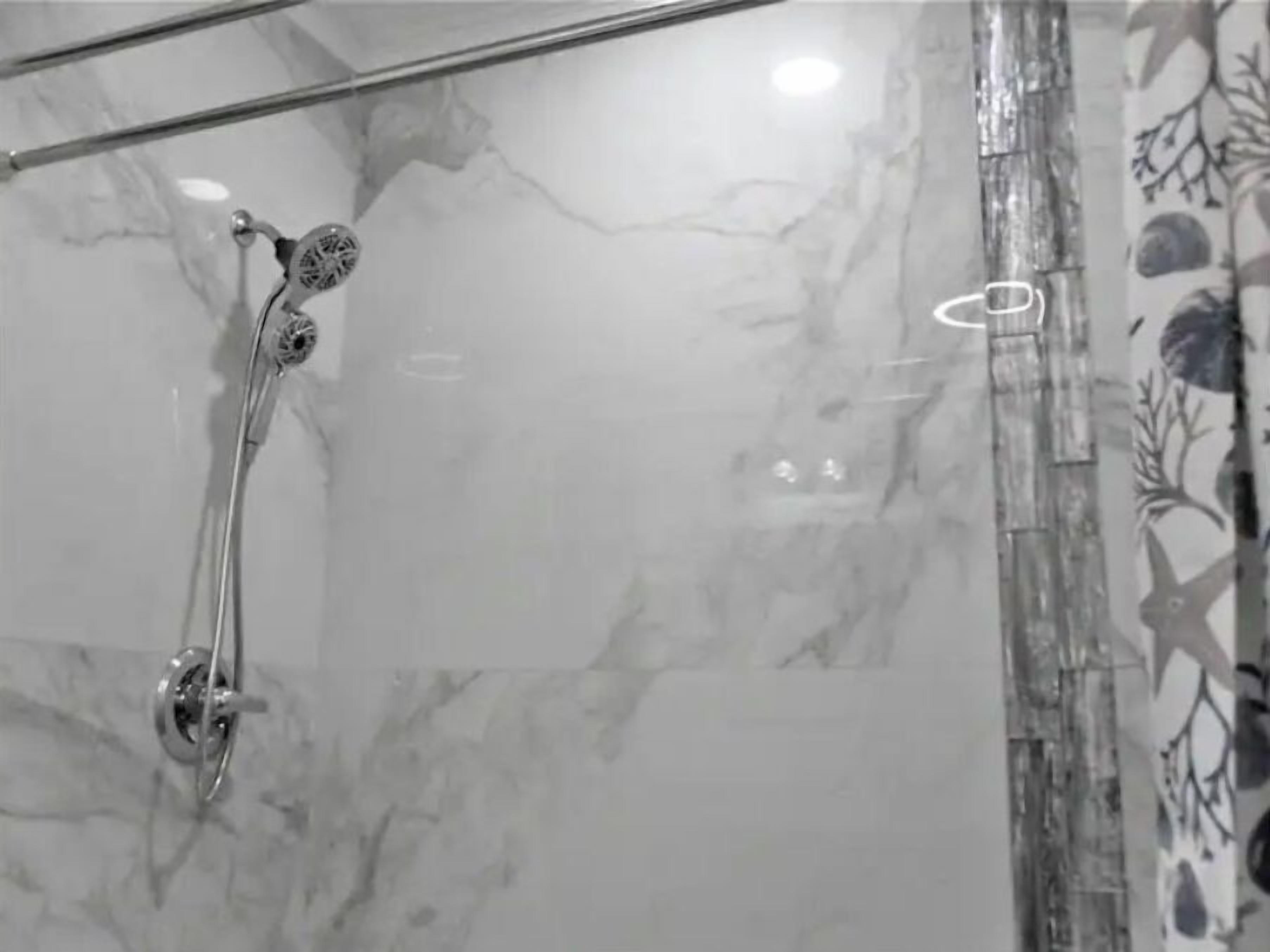 Douche, sèche-cheveux, serviettes fournies, savon