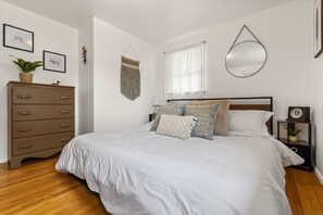 4 bedrooms, desk, iron/ironing board, travel cot - Lombardi's Lodge: 4BR Home 5min Walk to Lambeau (Green Bay)