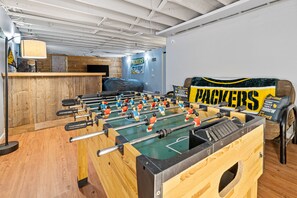 Games room - Lombardi's Lodge: 4BR Home 5min Walk to Lambeau (Green Bay)